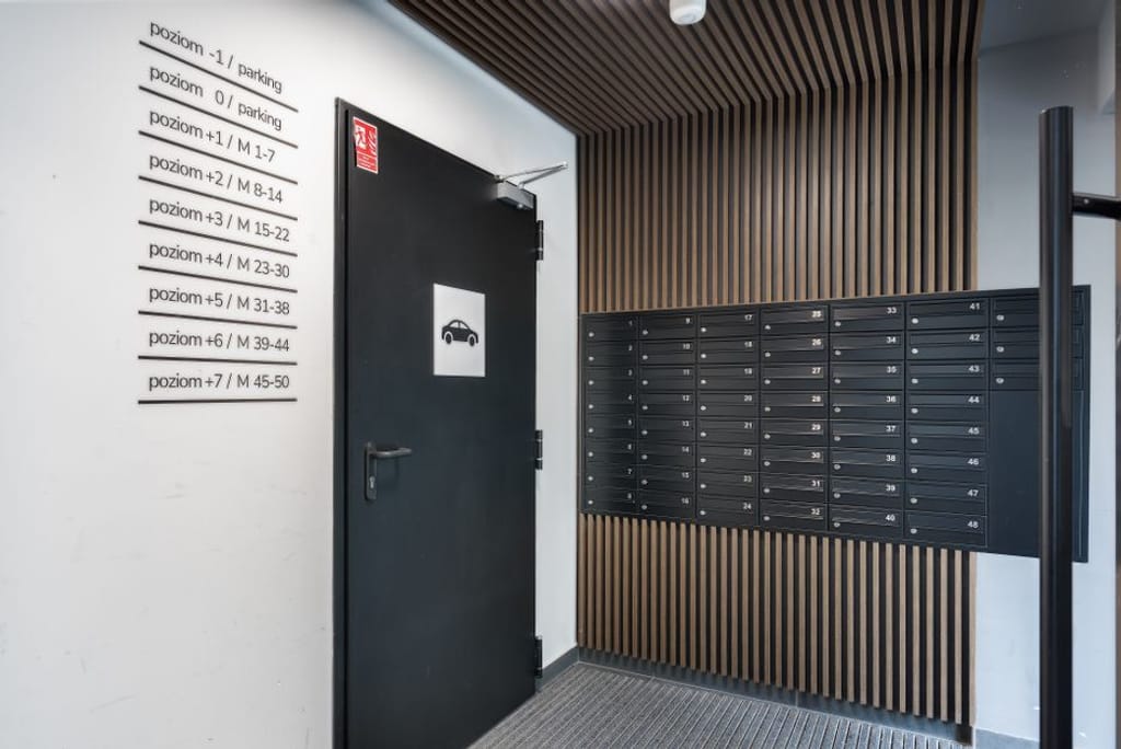 לובי בניין משותף מטופח