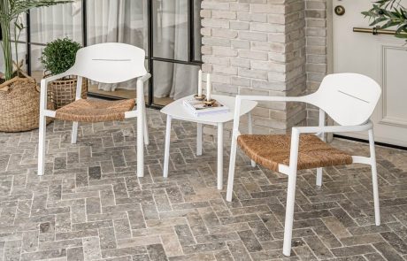 פינת ישיבה לחצר והאופן שבו היא משנה את חוויית המגורים