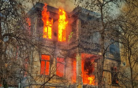 מי מוודא שמערכות גילוי וכיבוי אש בבניין מתוחזקות ותקינות?